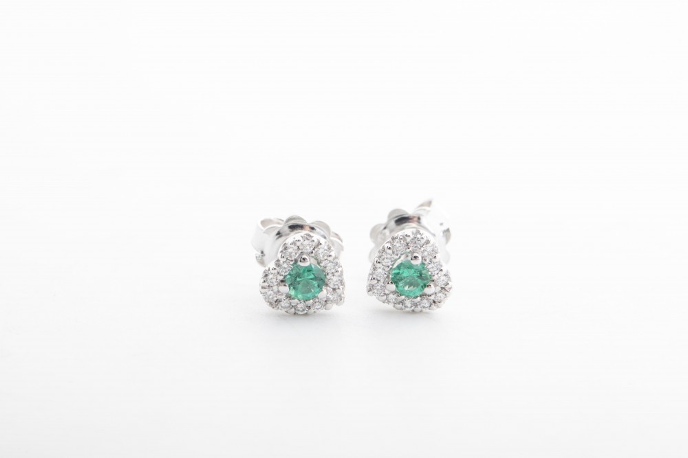 Aretes corazón con diamantes y esmeraldas