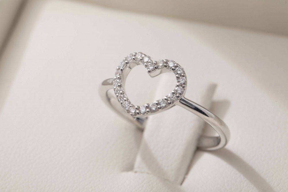 Anillo corazón con diamantes