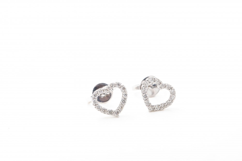 Aretes corazón con diamantes