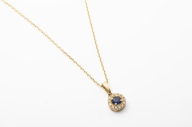 Collar con piedras de colores