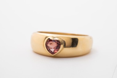Anillo con zafiro rosado en forma de corazón