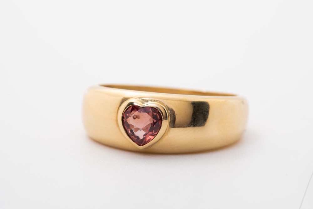 Anillo con zafiro rosado en forma de corazón