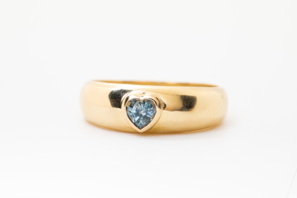 Anillo con zafiro en forma de corazón