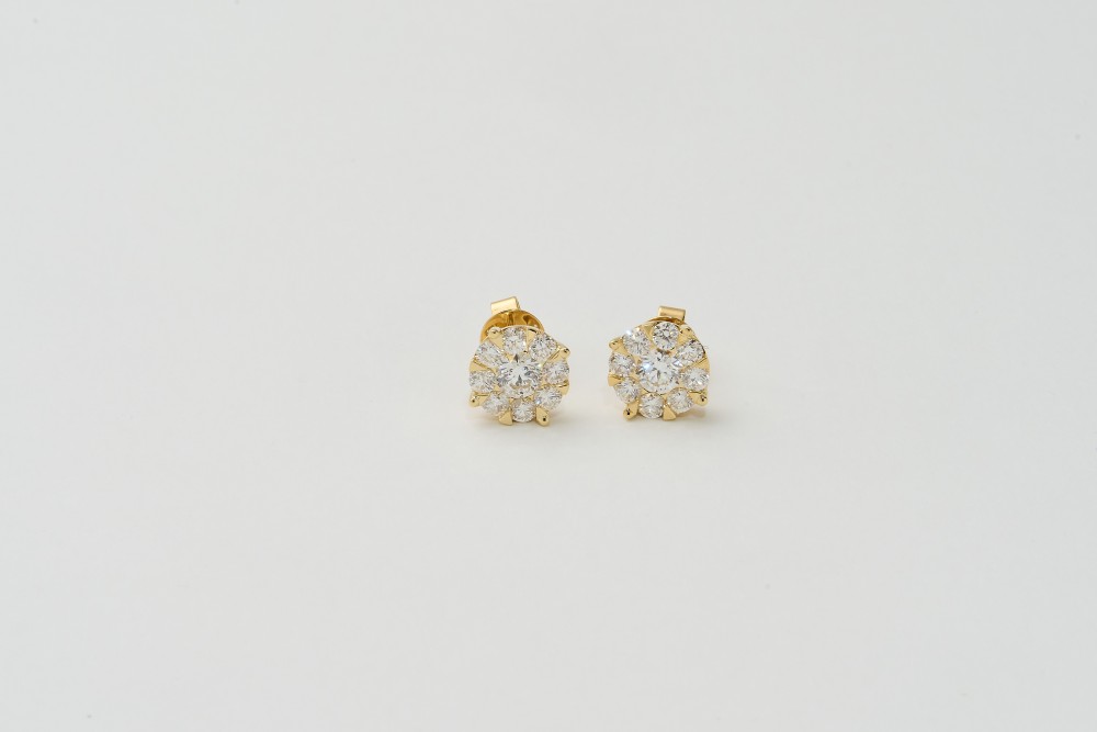Aretes redondos con diamantes grandes