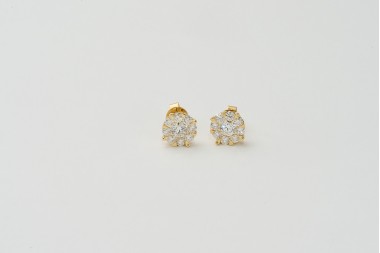 Aretes redondos con diamantes grandes