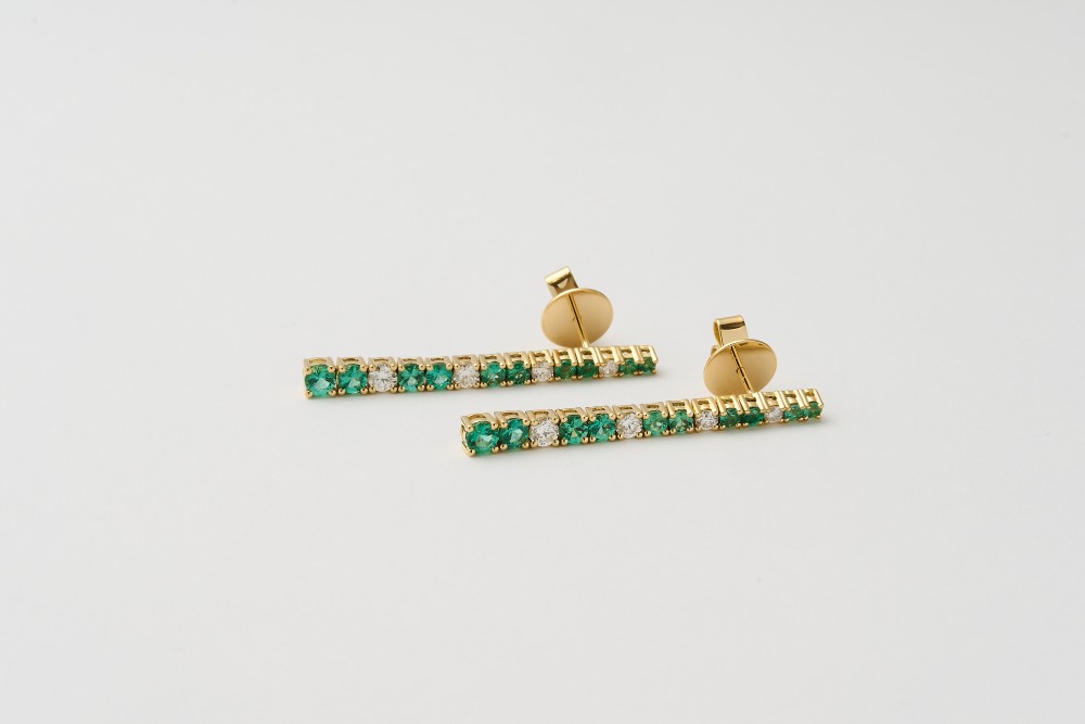Aretes largos con esmeraldas