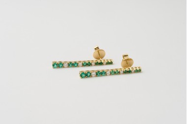 Aretes largos con esmeraldas