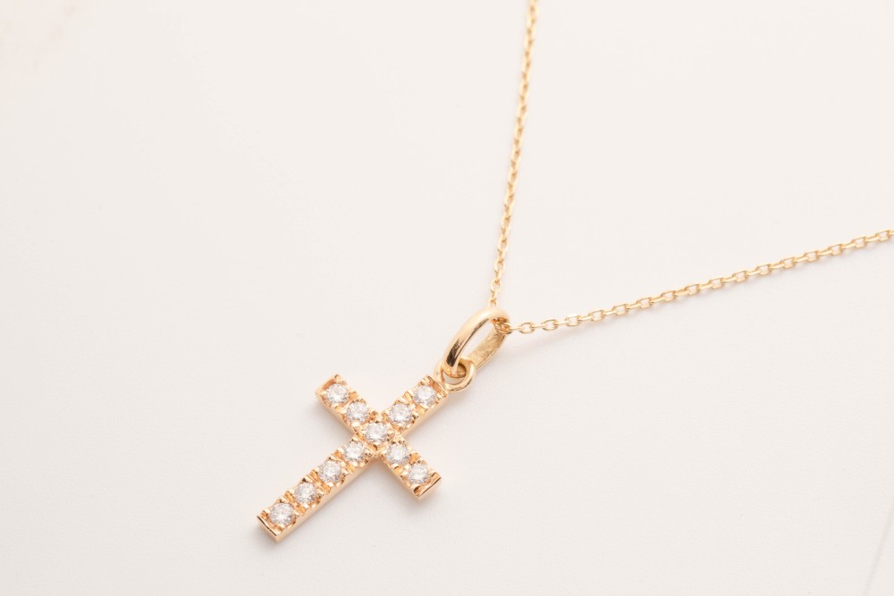 Collar con cruz y diamantes