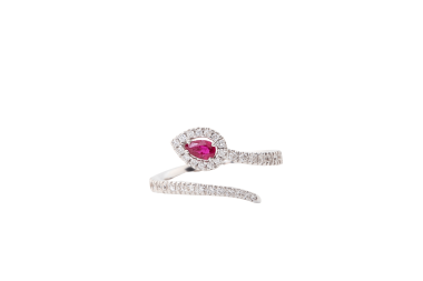 Anillo con rubís y diamantes