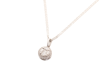 Collar con dije redondo en diamantes