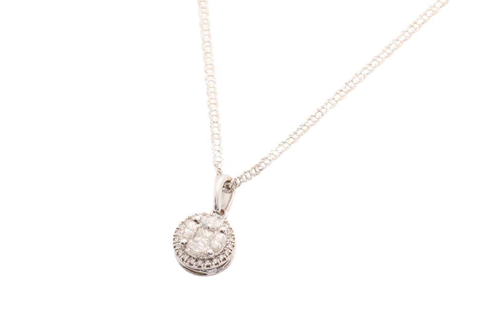 Collar con dije redondo en diamantes