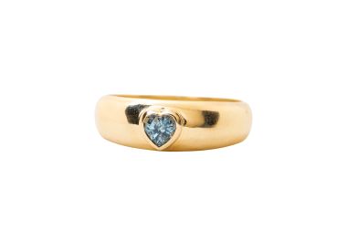 Anillo con zafiro en forma de corazón