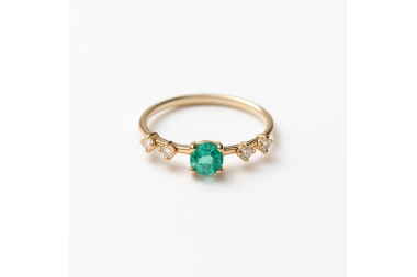 Anillo con esmeraldas y brillantes