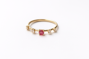 Anillo con zafiro rosa y diamantes