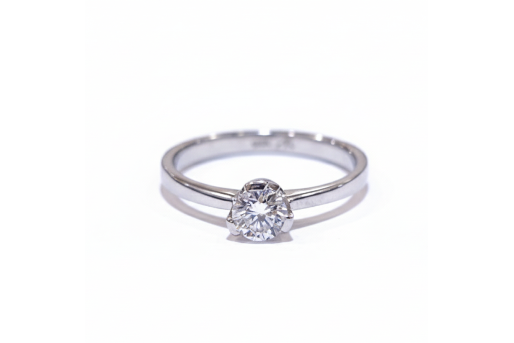 Anillo de compromiso con brillante de 0.40ct
