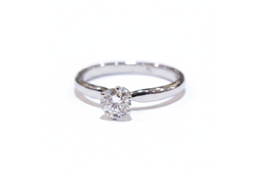 Anillo de compromiso con brillante de 0.44ct