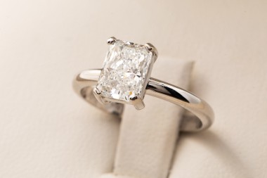 Anillo de compromiso con diamante radiant