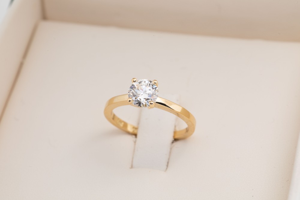 Anillo de compromiso con brillante 0.90ct