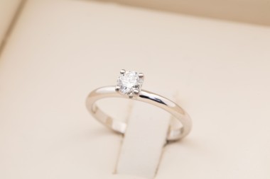Anillo de compromiso con brillante 0.36ct.