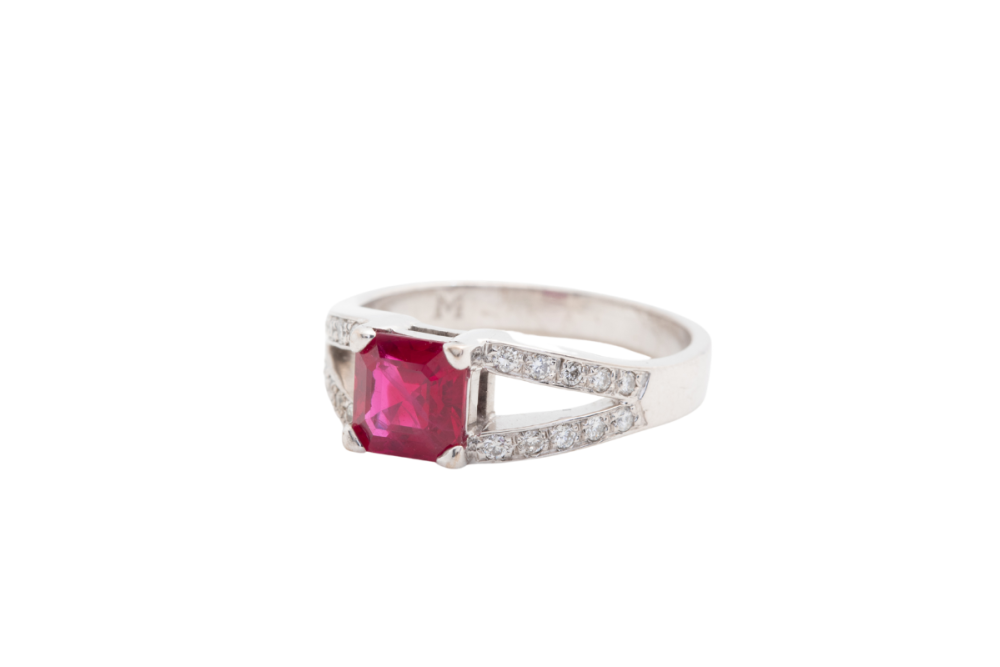 Anillo con rubí y brillantes
