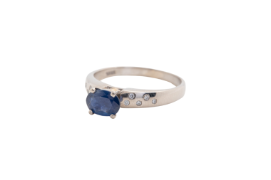 Anillo con zafiros y diamantes
