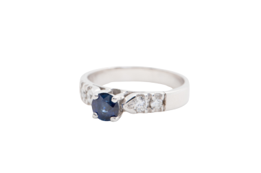 Anillo con zafiros y diamantes