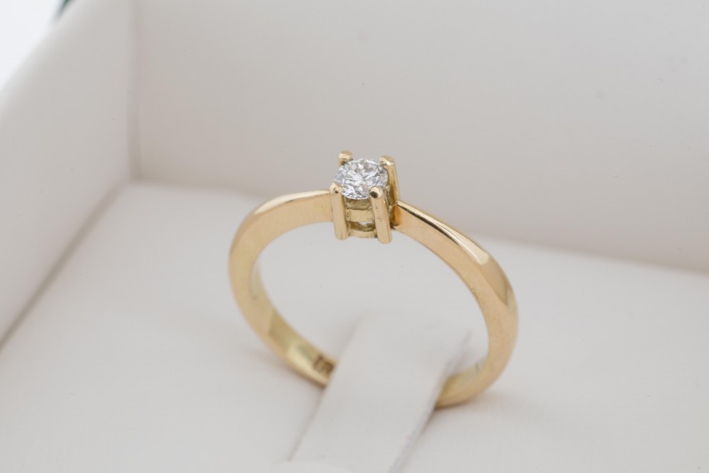 ¿Cómo cuidar tus anillos de compromiso de oro para mujer?
