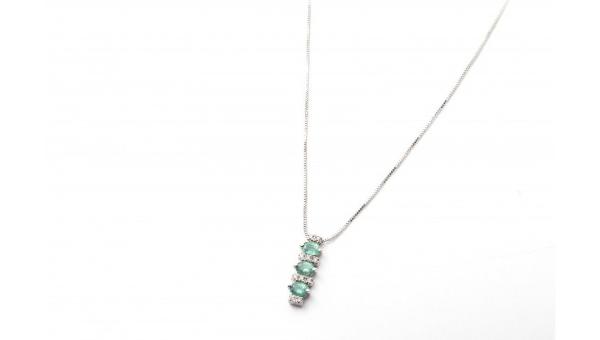 Collar de Esmeralda: Un Símbolo de Belleza y Distinción Collar de Esmeralda: Un Símbolo de Belleza y Distinción