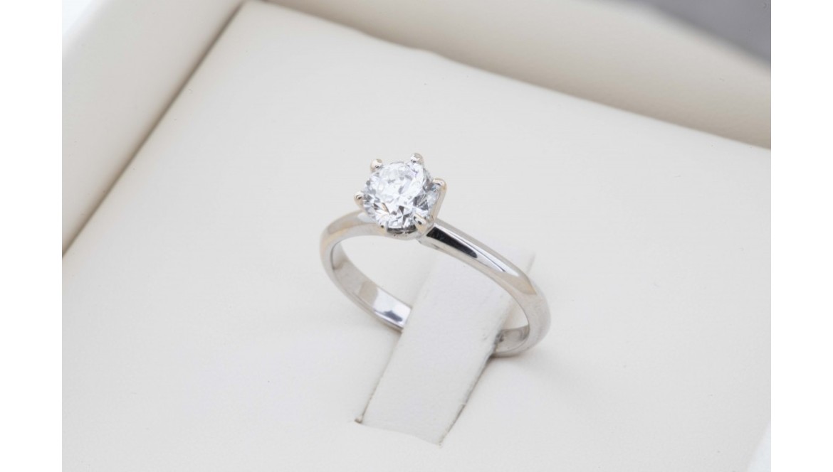 La elección perfecta: Anillo de compromiso con Diamante