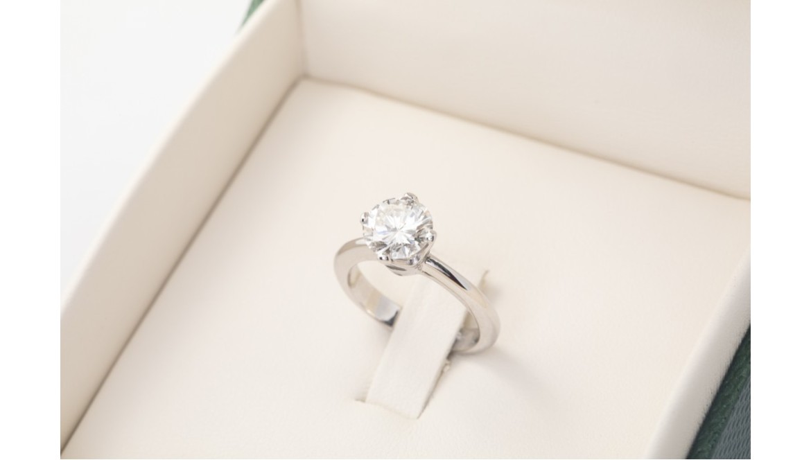 El brillo de una promesa: anillo de compromiso con brillante