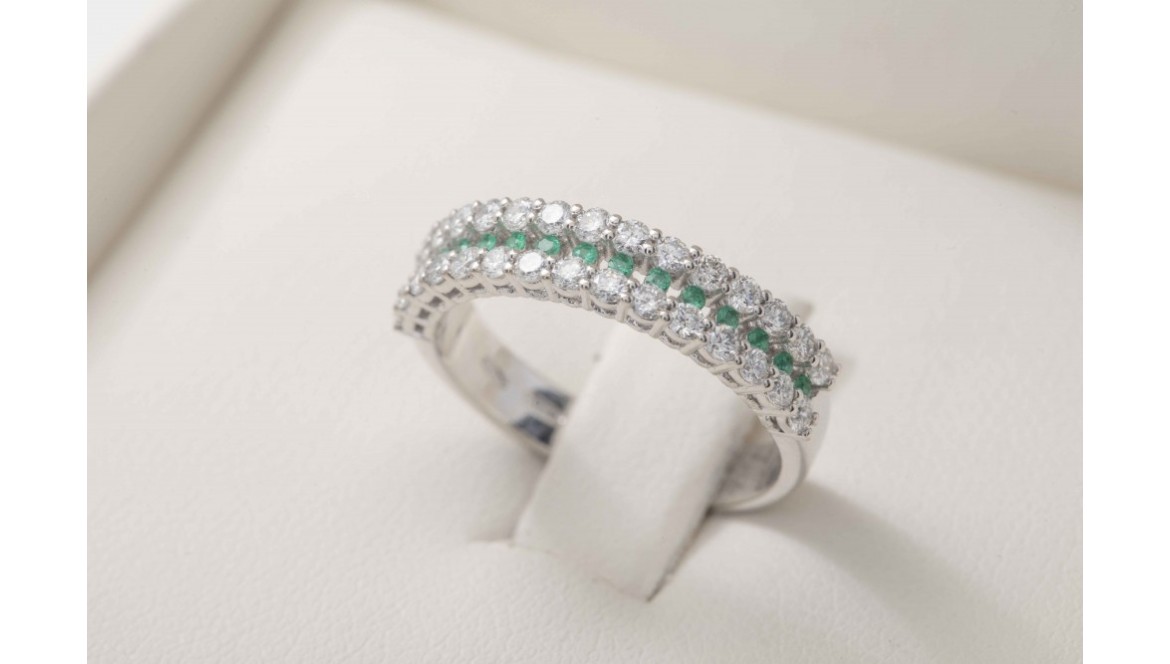 Elegancia natural: el encanto atemporal del Anillo con esmeraldas