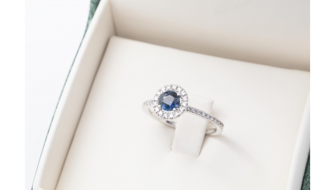 Un clásico con carácter: el poder del anillo con zafiro Un clásico con carácter: el poder del anillo con zafiro