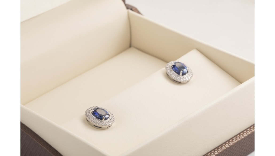Aretes con diamantes y zafiros: dualidad perfecta entre brillo y profundidad Aretes con diamantes y zafiros: dualidad perfecta entre brillo y profundidad