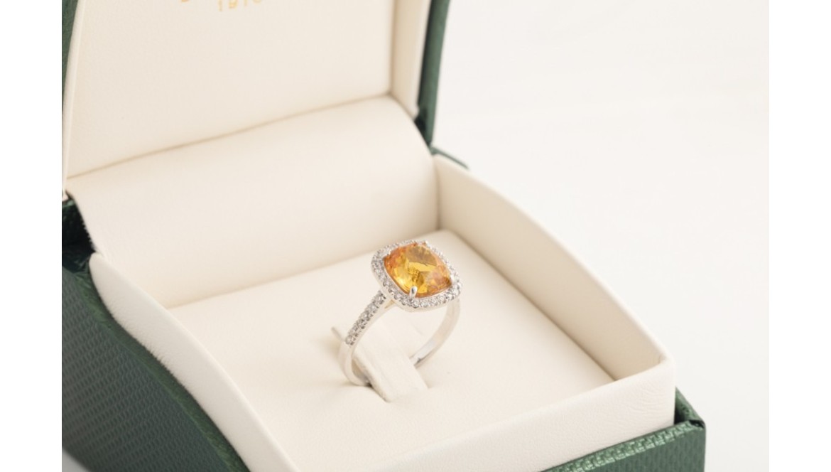 Anillos de diamantes y zafiros: contraste, poder y elegancia eterna Anillos de diamantes y zafiros: contraste, poder y elegancia eterna