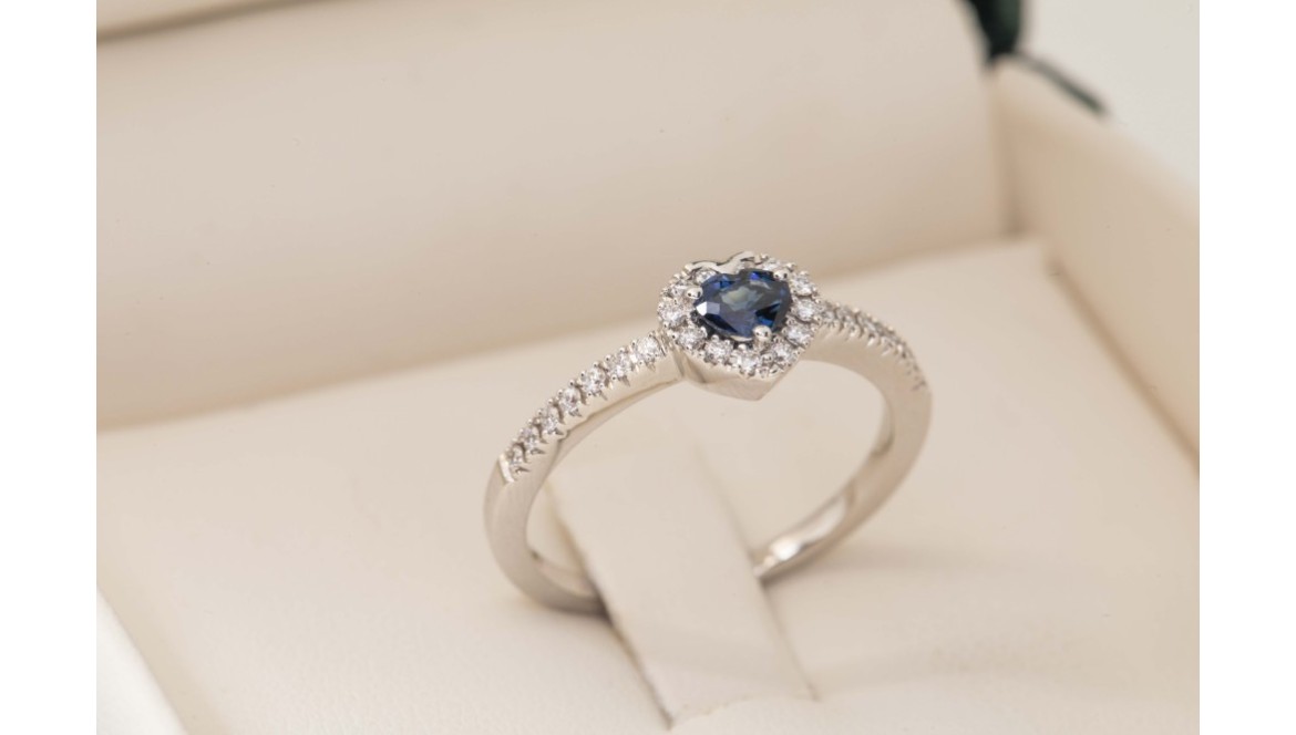 Anillos de diamantes y zafiros: tradición y modernidad en una joya única Anillos de diamantes y zafiros: tradición y modernidad en una joya única