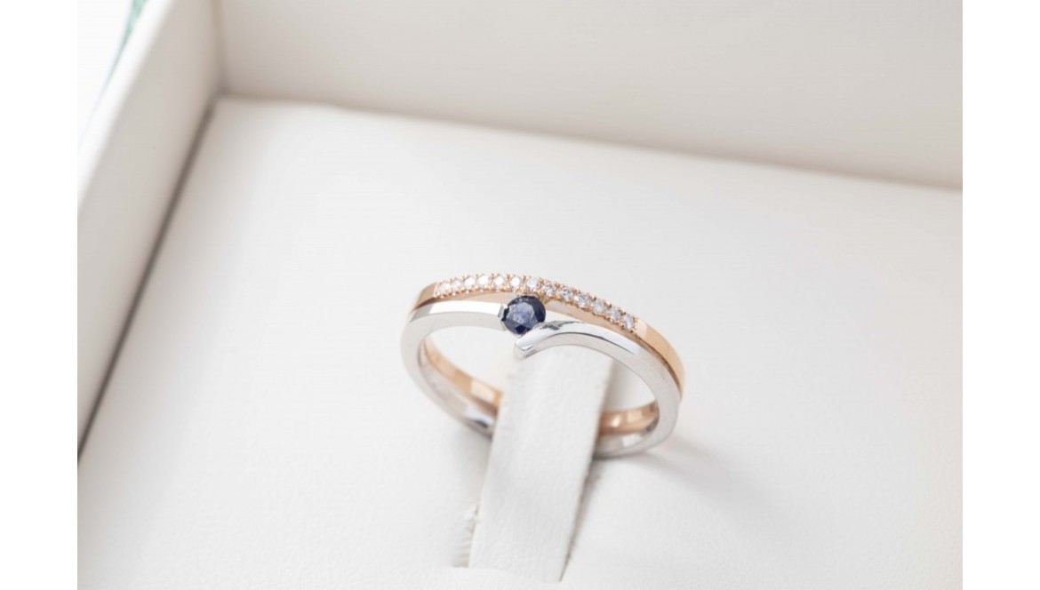 El encanto inigualable de un anillo de compromiso con zafiro