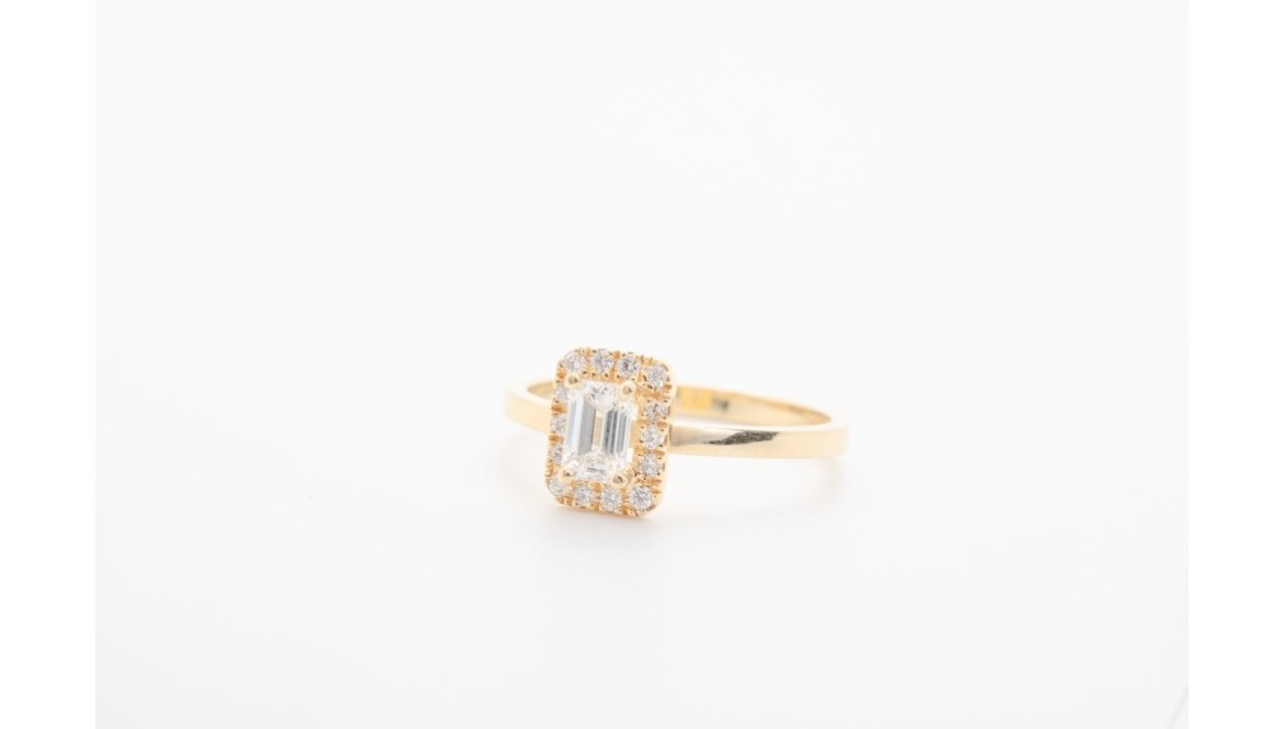 La elegancia geométrica de un anillo de compromiso corte esmeralda La elegancia geométrica de un anillo de compromiso corte esmeralda
