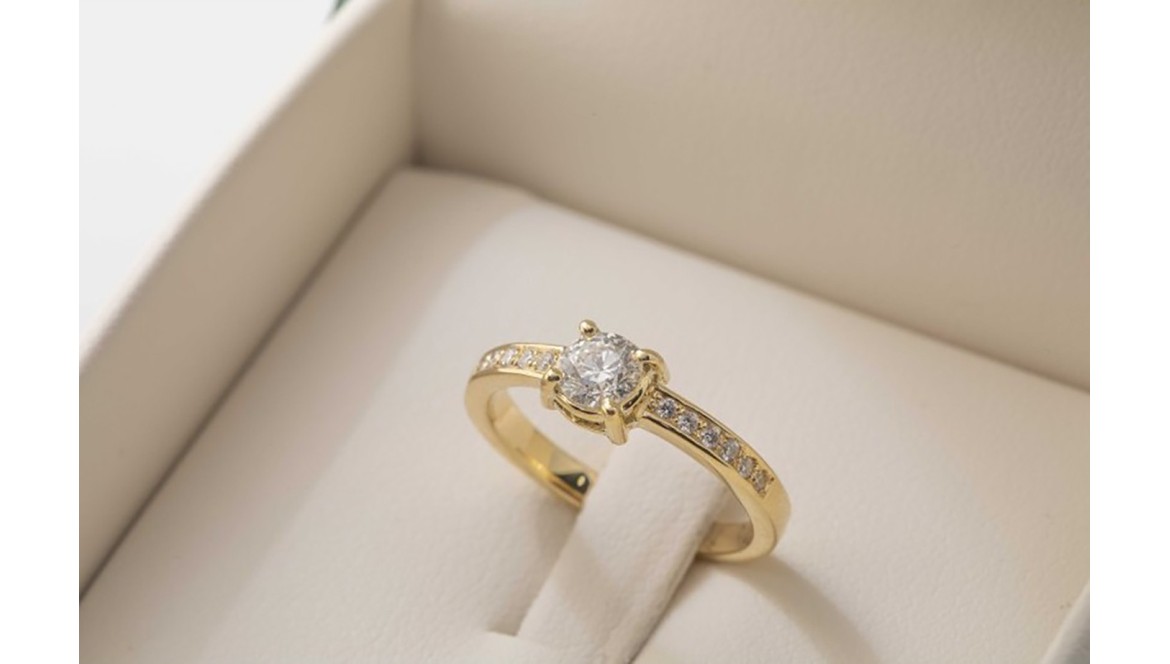 La fuerza y el brillo único de un anillo de compromiso corte princesa