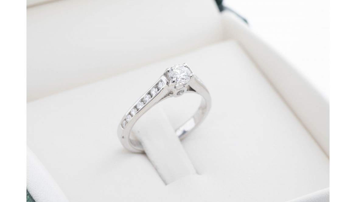 Anillo de compromiso: la historia que comienza en una joya y continúa en el tiempo