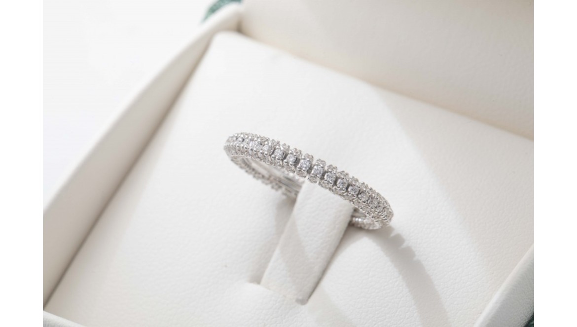 Anillos con diamantes: el brillo que guarda historias que nunca se apagan