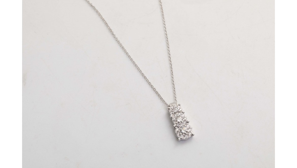 Collares con diamantes: la luz que cae sobre la piel y guarda una emoción profunda