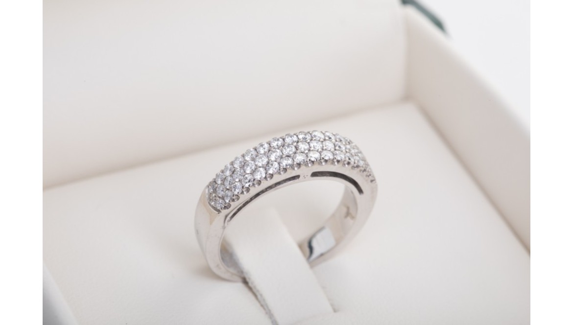 La sofisticación y el romance eterno de los anillos de compromiso en oro blanco