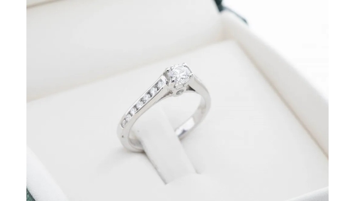 El momento en que todo cambia: elegir el anillo de compromiso con diamante perfecto