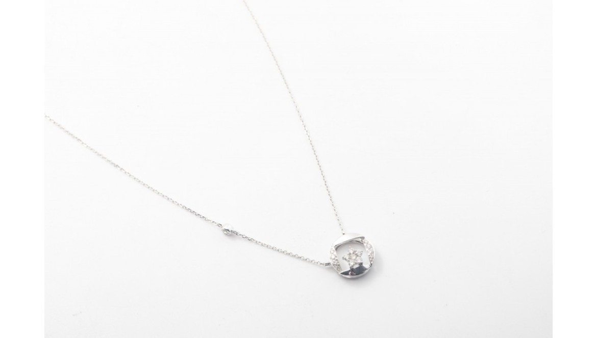 Collar con brillante solitario: encanto en la simplicidad Collar con brillante solitario: encanto en la simplicidad