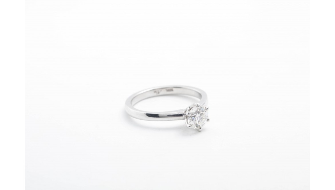 ¿Qué diferencia hay entre un anillo y una sortija con brillantes? ¿Qué diferencia hay entre un anillo y una sortija con brillantes?