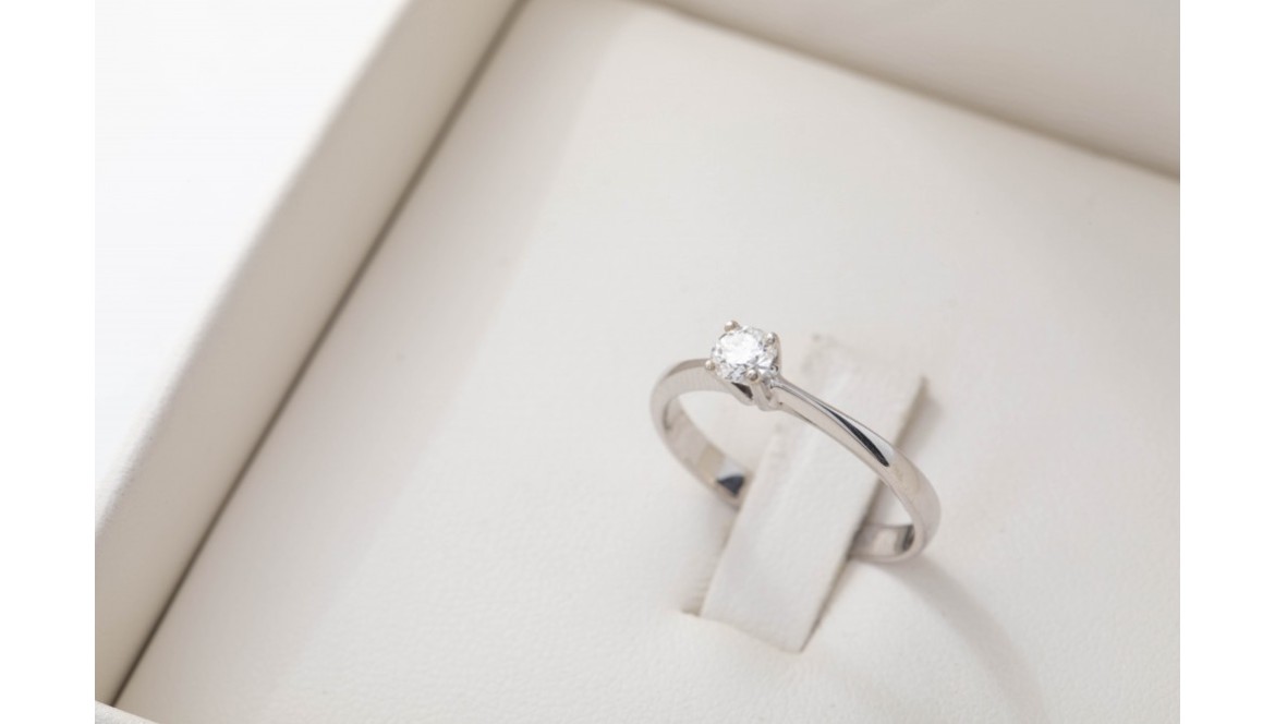 Aros de brillante: elegancia y brillo en cada detalle