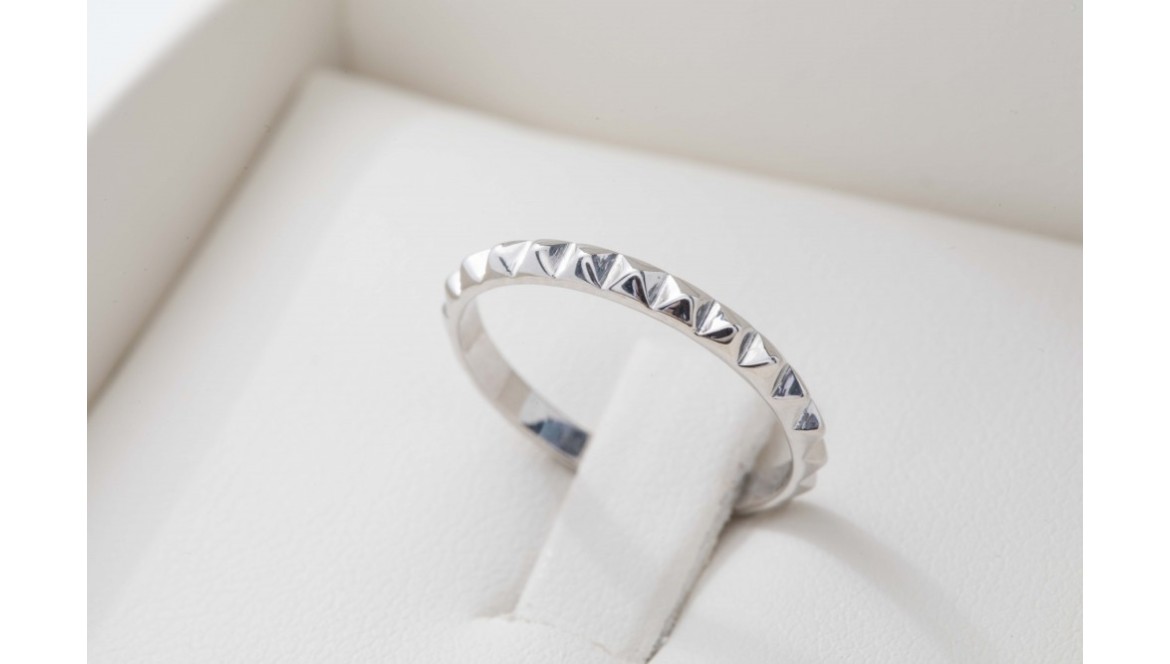 ¿Por qué el anillo de oro blanco es mejor que uno amarillo o rosado?