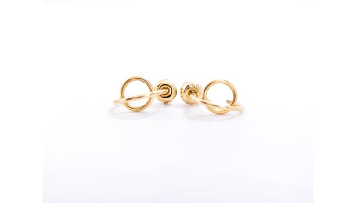 Elegancia atemporal con los aretes de oro de Murguía Joyería