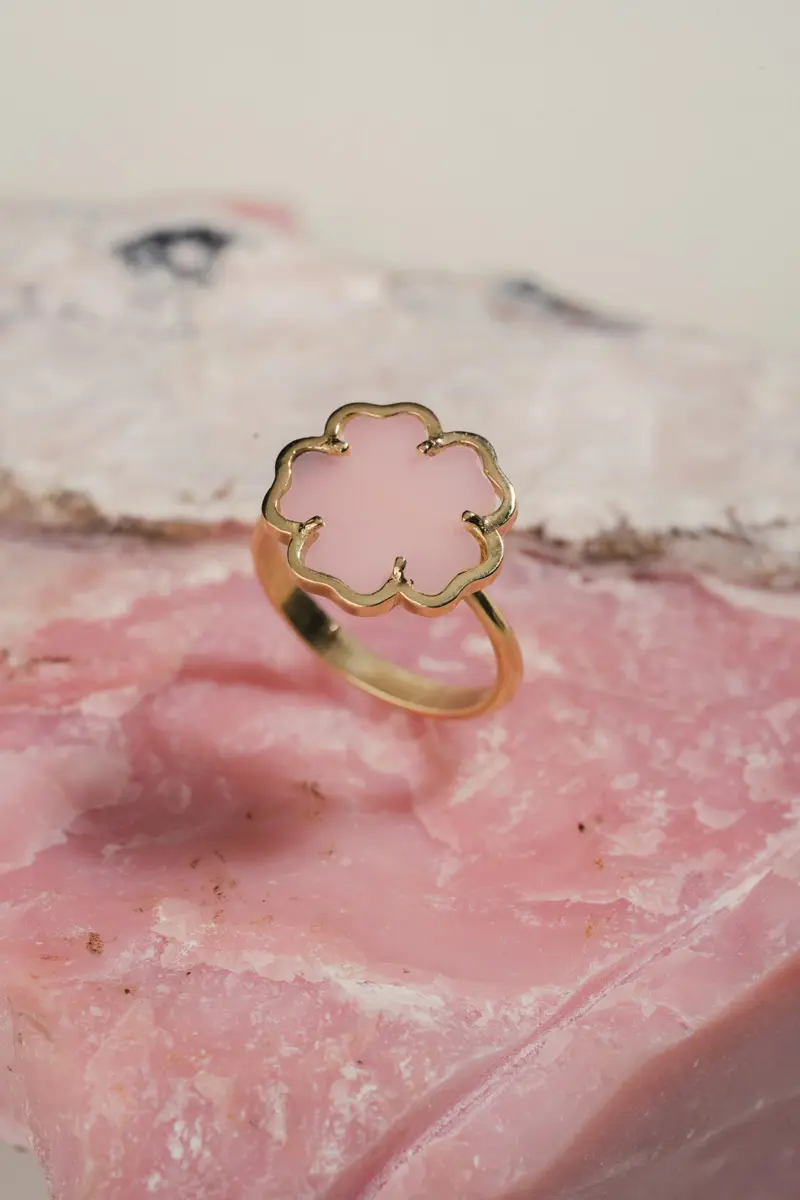 Detalle de joyería QANTU y ópalo andino rosa