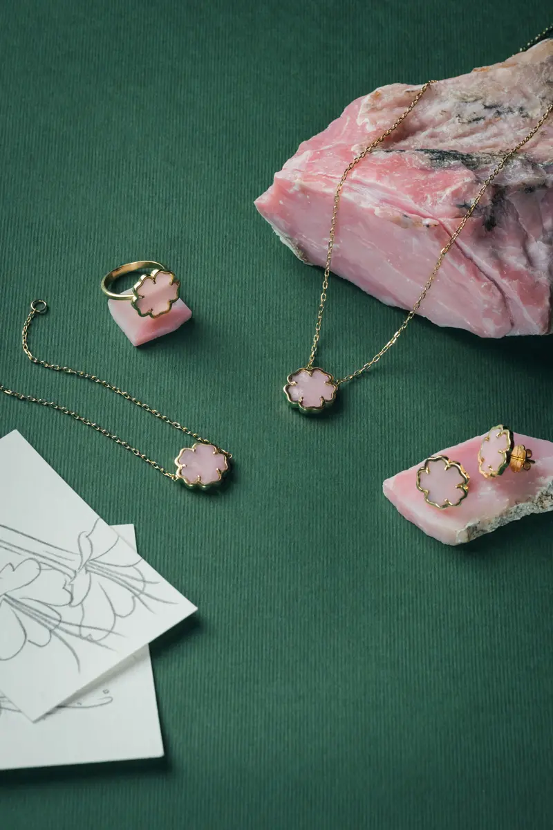 Piezas QANTU de oro de 18 kt y ópalo andino rosa